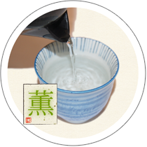 湯飲みにお茶を入れて温めます。