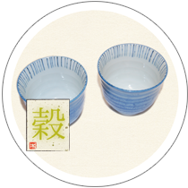 湯飲みにお茶を入れて温めます。